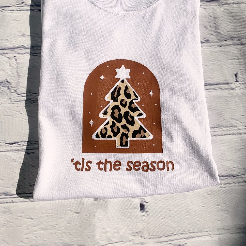 Medium] 'tis the season print short sleeve top